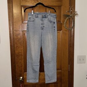 american eagle / light wash mom straight leg jeans